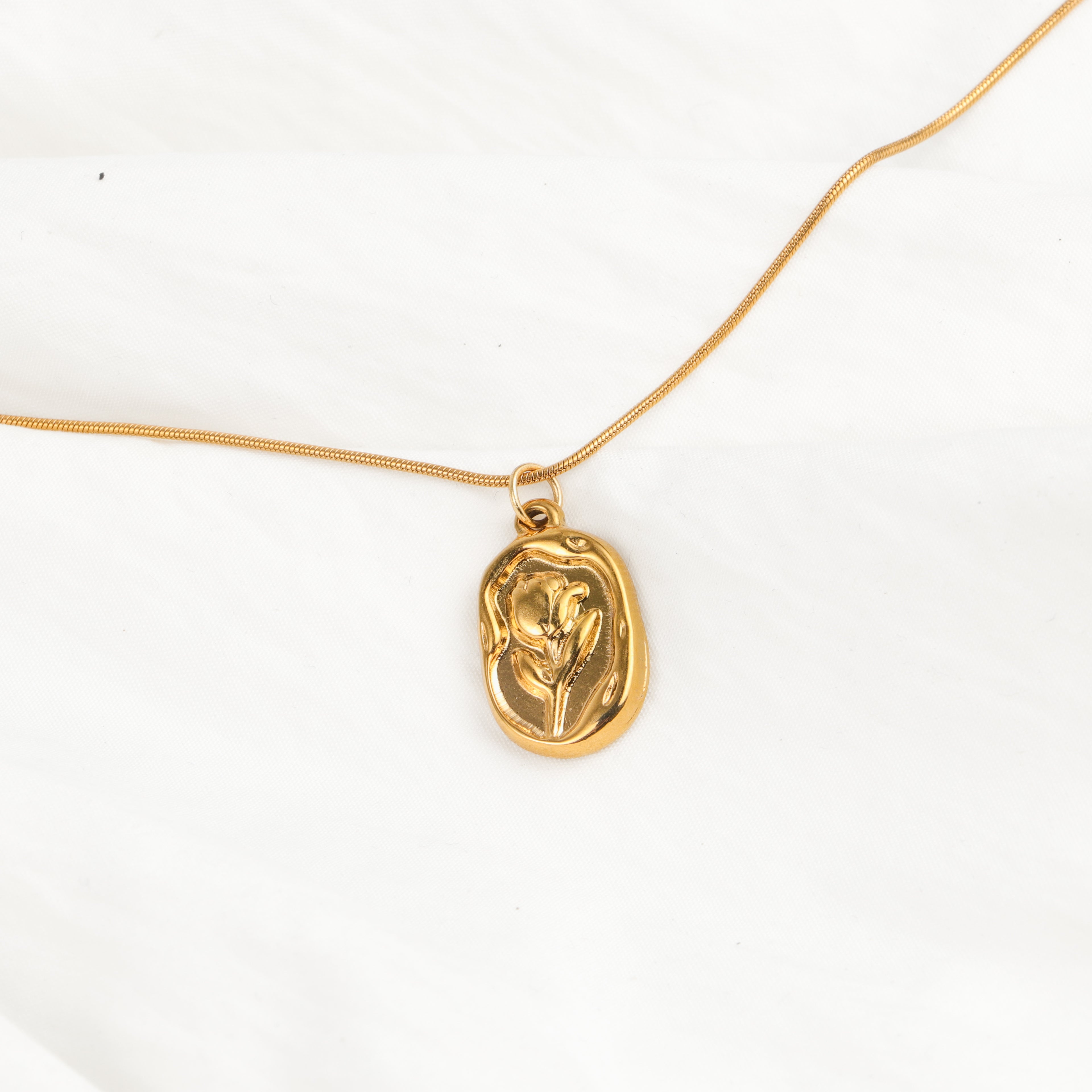 Rosaria Necklace